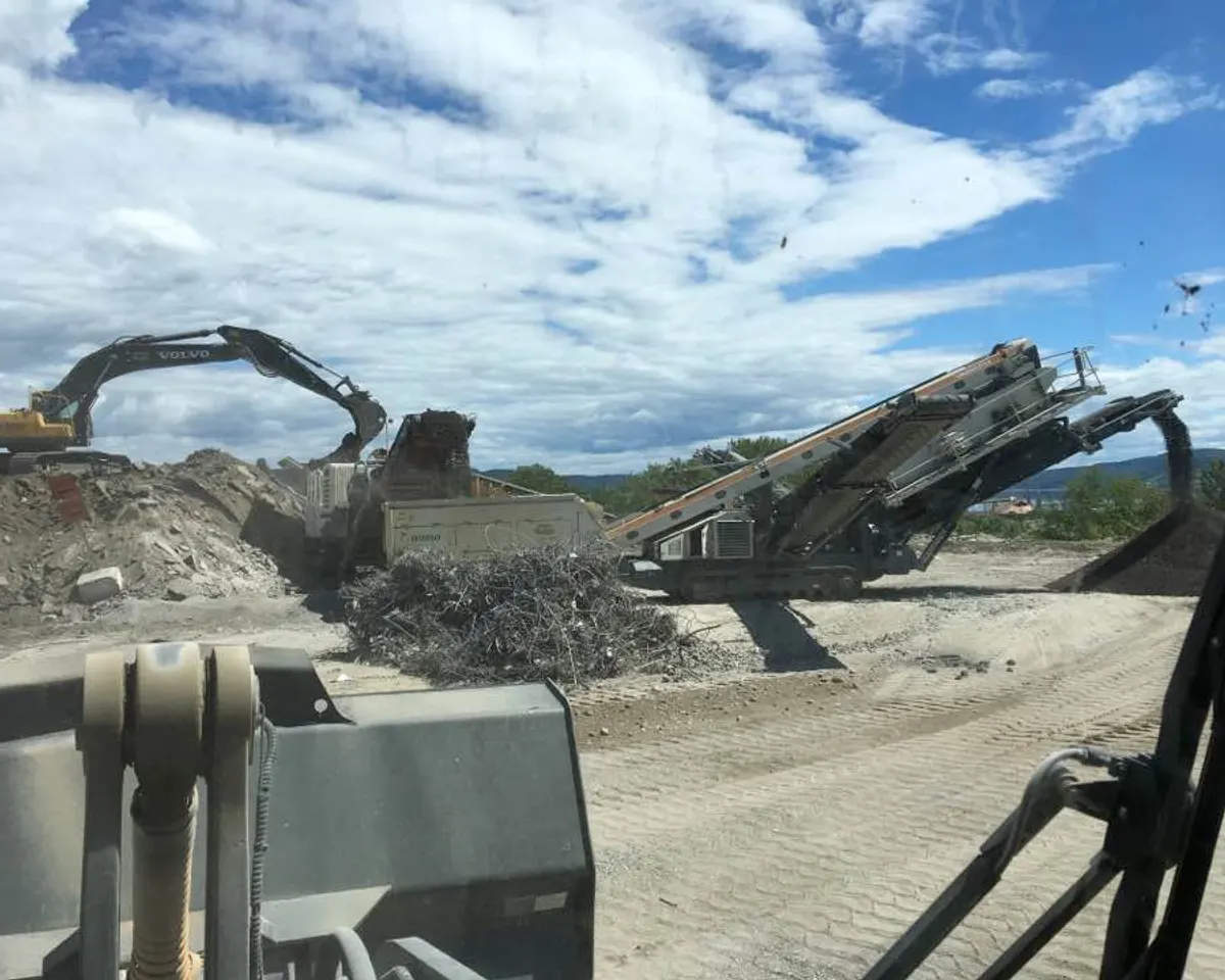 Pelle Volvo et concasseur mobile en opération sur un site de concassage